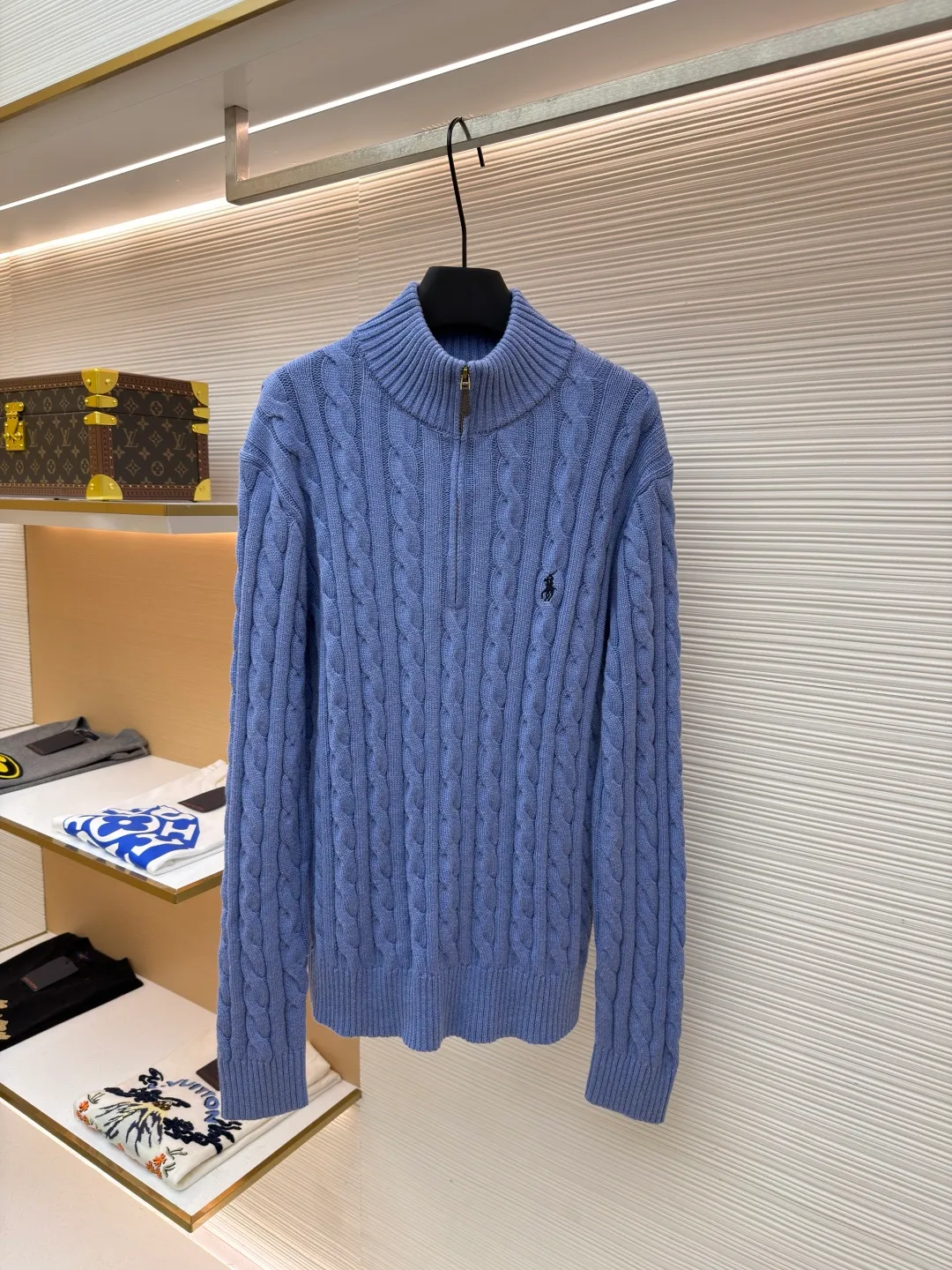 P440 Ralph Lauren cable knitted zipper sweater ●Item number: 1682143-A85 ●Material: cashmere wool fabric ●Technology: knitting ●Version: fitted version ●Weight: about 655 grams ●Size: S-M-L-XL ●Description: Custom-woven cotton cable-knit thick-knit wool, fine texture, comfortable and close to the skin, with pure snow-like off-white as the main color, demonstrating silent elegance The classic cable braided structure design injects soul, and is arranged in a precise and orderly manner. The exquisite pony logo is embellished with it, giving it a breath of freedom and vitality. It is highly recognizable. The zipper half-high collar design has just the right sense of gorgeousness. It interprets high-end style with unique details and adheres to the eternal elegance and taste. Adopt imported machine embroidery technology, use advanced computer control system and precision mechanical components to achieve the iconic pony embroidery operation with high precision, smooth and delicate lines, and three-dimensional cable knitting. Through clever shifting and interweaving of coils, adjacent coils are cross-shifted to form a twisting effect. The lines are smooth and regular. It is time-consuming and labor-intensive, and the garment washing water is softened and deodorized. The clothes are deeply cleaned and deodorized through professional washing equipment and specific detergents to improve the feel and appearance of the clothes. The overall wiring is straight and delicate, the fabric is comfortable and soft, and the color is consistent without color difference. It can be matched with the same style to create a fashionable look and control various occasions. Customized accessories, complete with three standards, same style for men and women!